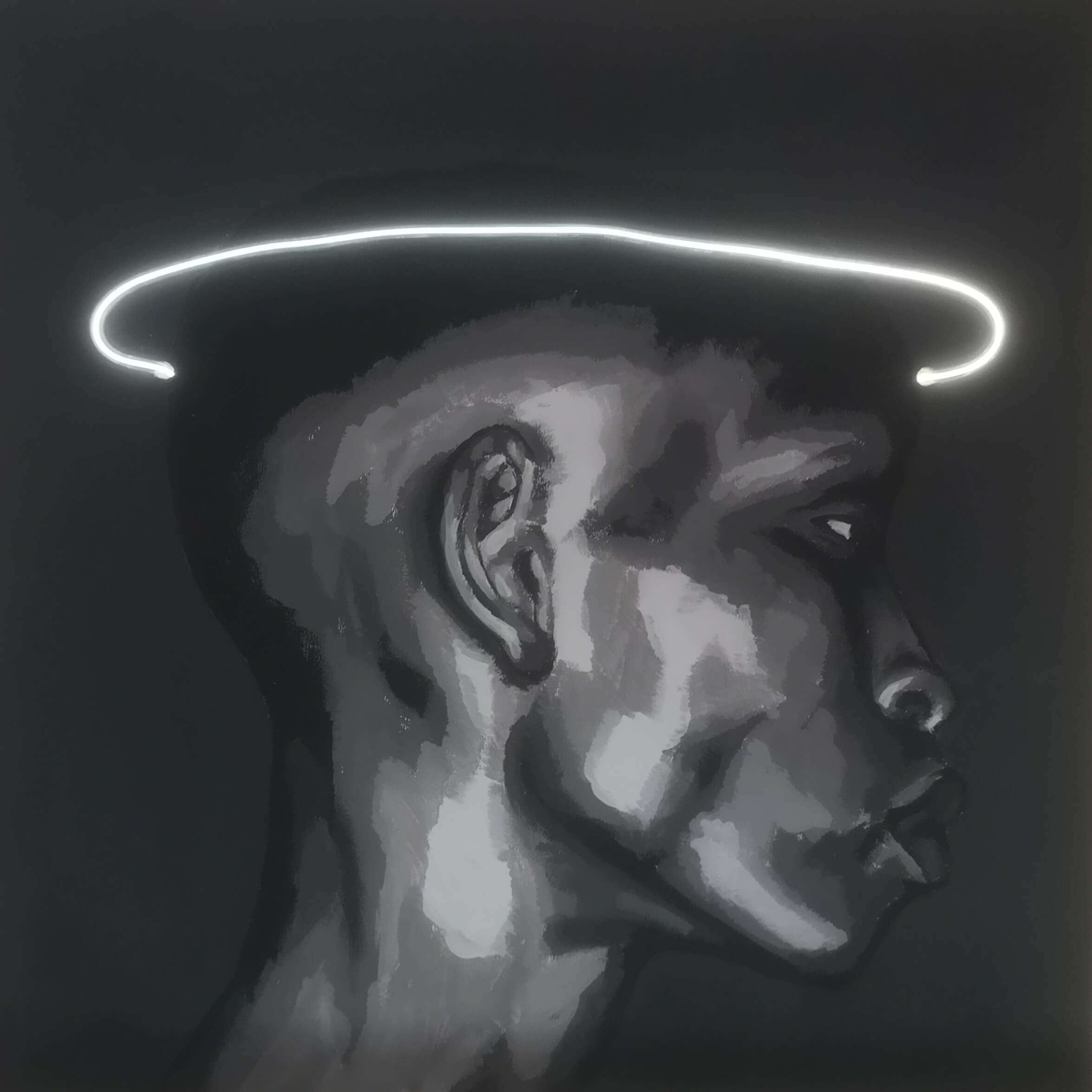 Namalowany portret mężczyzny z neonową aureolą - autor Lukas Moll.