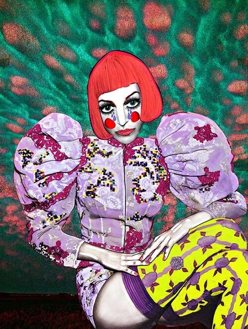 Kolorowy obraz pokazujący kobietę w czerwonej peruce.