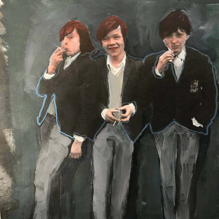 Młodzi chłopcy oparci o ścianę i palący papierosy. Obraz olejny autorstwa Kitti Gebler.