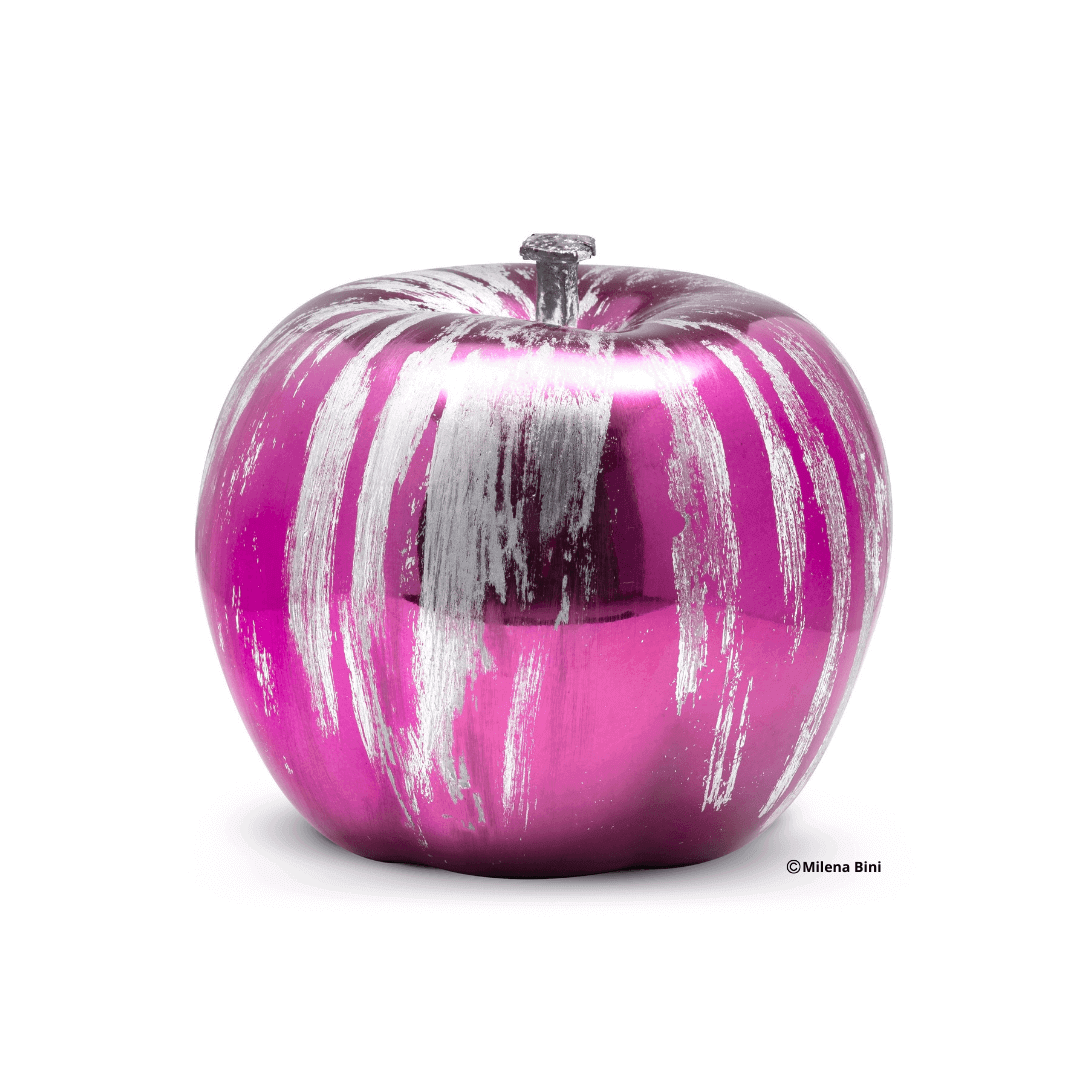 Ceramiczne jabłko w kolorze fioletowo srebrnym w wykonaniu włoskiej artystki Mileny Bini.