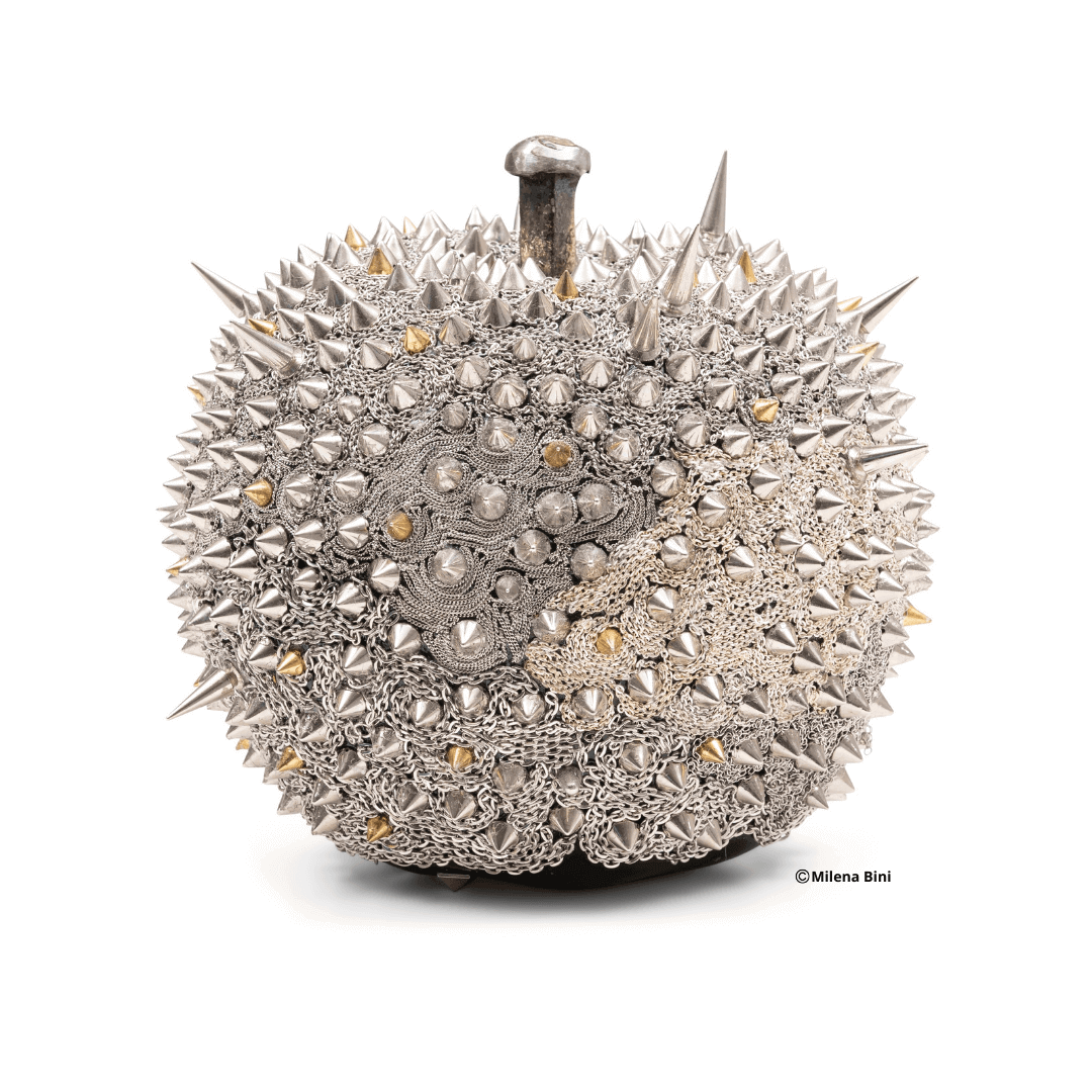 Nowoczesna rzeźba w postaci nowoczesnego, ceramicznego jabłka ze srebrnymi ćwiekami i łańcuszkami, Wykonanie: Milena Bini.