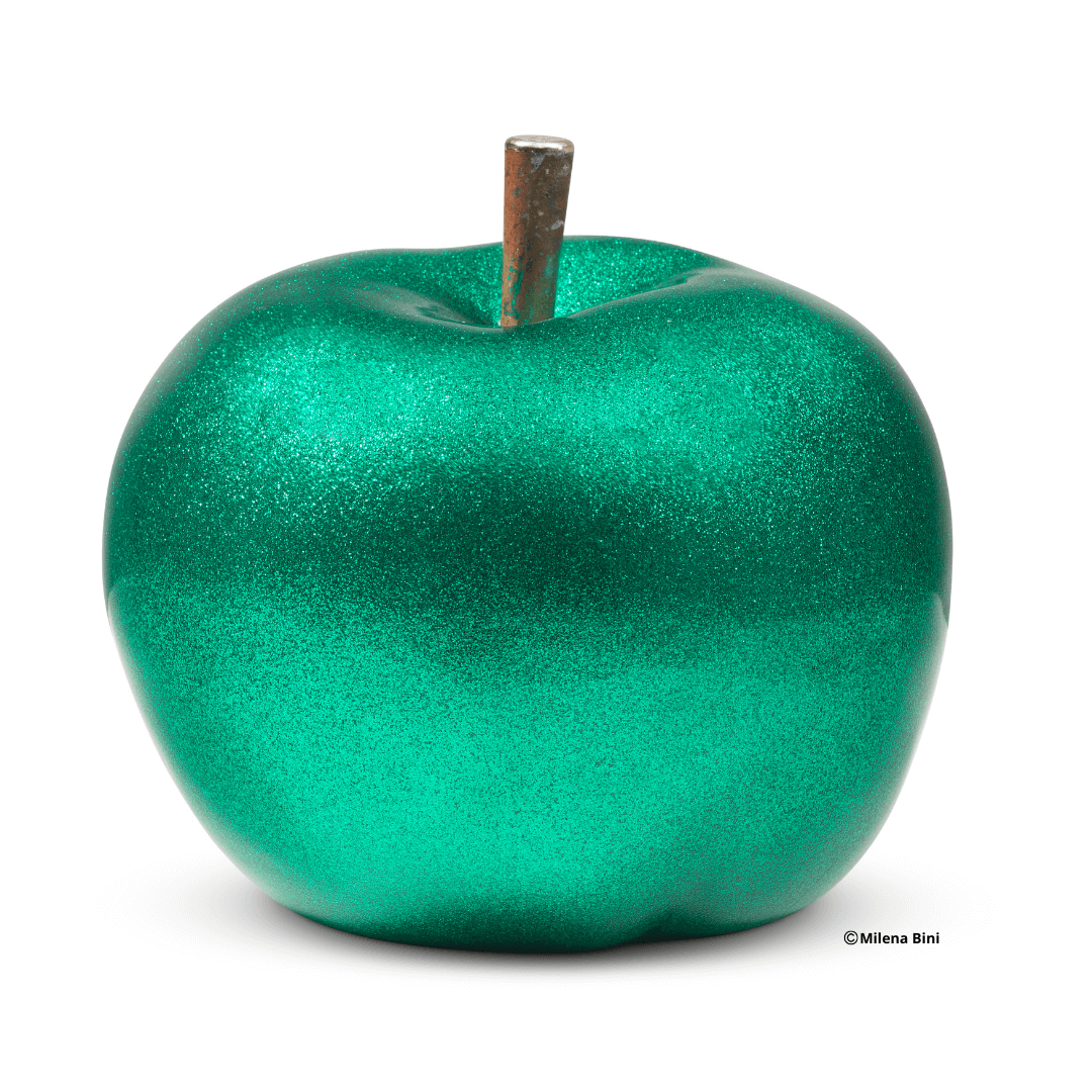 Metaliczne, nowoczesne, ciemnozielone jabłko. Rzeźba wykonana przez włoską artystkę Milenę Bini.