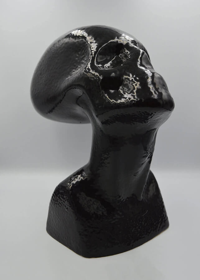 Rzeźba ceramiczna czarna.